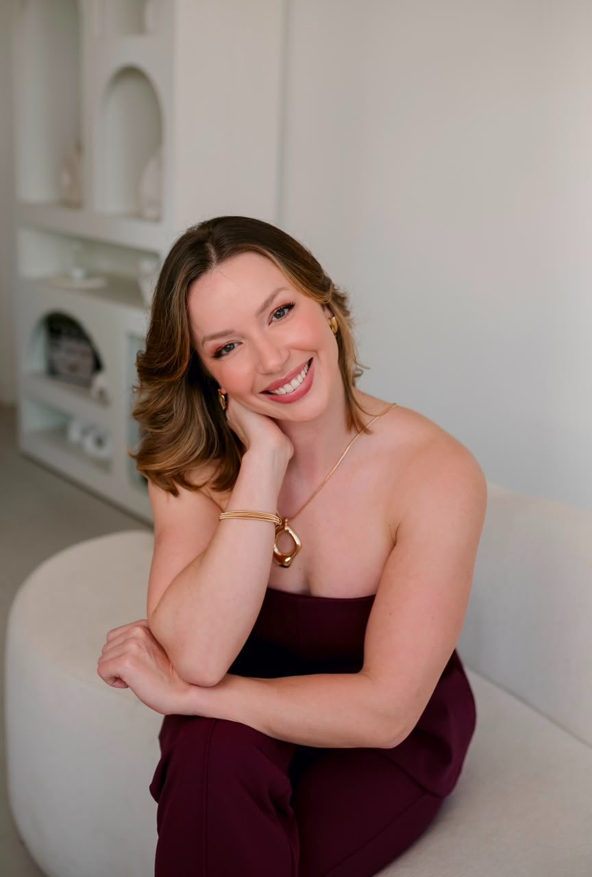 Letícia Miranda, fisioterapeuta dermatofuncional, sorrindo em ambiente claro e sofisticado